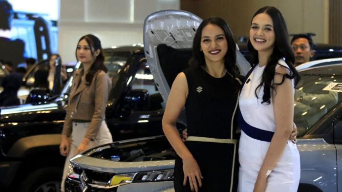 Usher wanita berpose di samping kendaraan bermotor pada pameran otomotif Gaikindo Indonesia International Auto Show (GIIAS) Bandung 2025 di Sudirman Grand Ballroom, Kota Bandung, Jawa Barat, Kamis (2/10/2025).