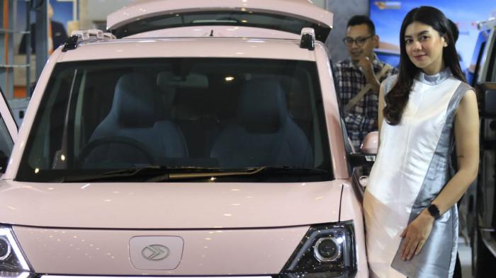 Usher wanita berpose di samping kendaraan bermotor pada pameran otomotif Gaikindo Indonesia International Auto Show (GIIAS) Bandung 2025 di Sudirman Grand Ballroom, Kota Bandung, Jawa Barat, Kamis (2/10/2025).