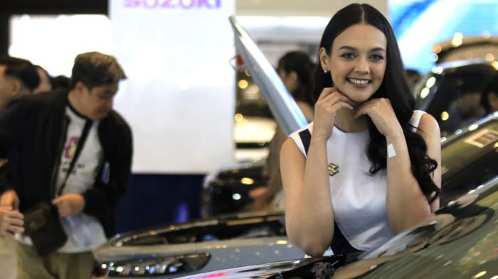 Usher wanita berpose di samping kendaraan bermotor pada pameran otomotif Gaikindo Indonesia International Auto Show (GIIAS) Bandung 2025 di Sudirman Grand Ballroom, Kota Bandung, Jawa Barat, Kamis (2/10/2025).