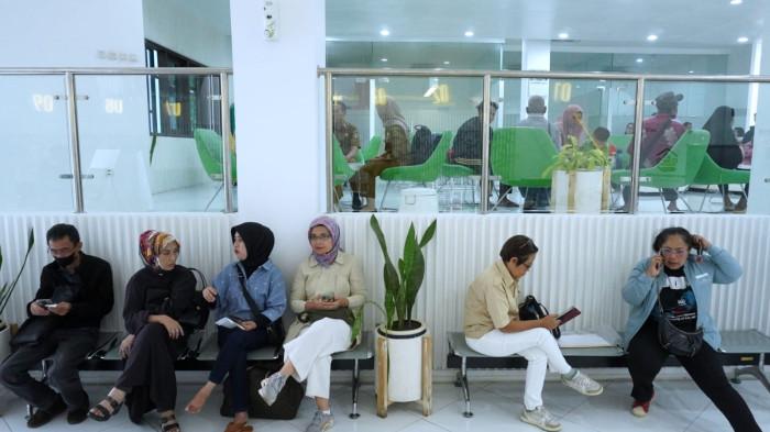 Warga mengantre menunggu dipanggil saat akan melakukan pengaduan di Bale Pananggeuhan, Pelayanan dan Pengaduan Satu Pintu Setda Provinsi Jawa Barat, kompleks Gedung Sate, Kota Bandung, Jawa Barat, Senin (6/10/2025).