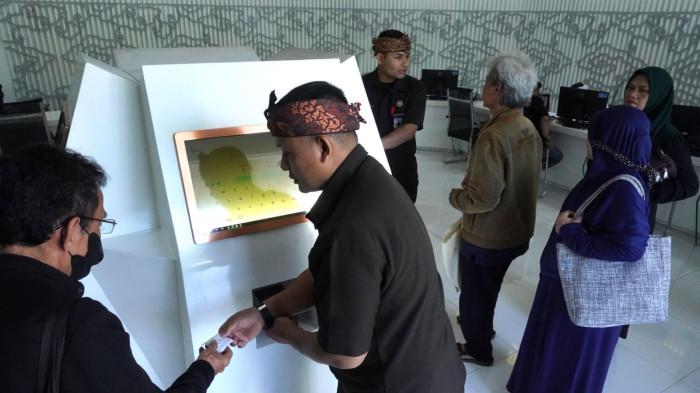 Warga mendaftar saat akan melakukan pengaduan di Bale Pananggeuhan, Pelayanan dan Pengaduan Satu Pintu Setda Provinsi Jawa Barat, kompleks Gedung Sate, Kota Bandung, Jawa Barat, Senin (6/10/2025).