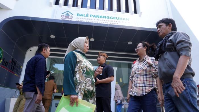 Warga akan melakukan pengaduan di Bale Pananggeuhan, Pelayanan dan Pengaduan Satu Pintu Setda Provinsi Jawa Barat, kompleks Gedung Sate, Kota Bandung, Jawa Barat, Senin (6/10/2025).