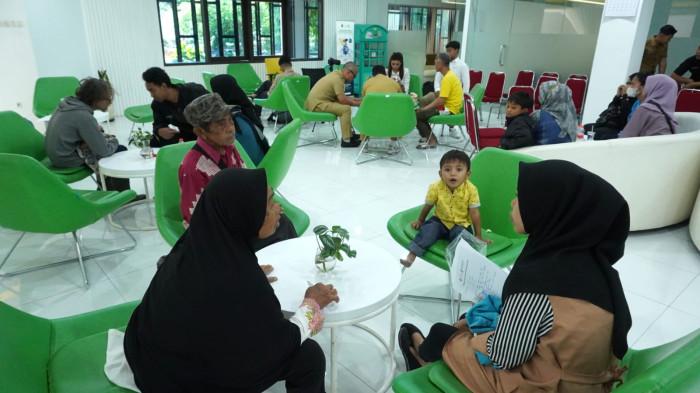 Warga menunggu dipanggil saat akan melakukan pengaduan di Bale Pananggeuhan, Pelayanan dan Pengaduan Satu Pintu Setda Provinsi Jawa Barat, kompleks Gedung Sate, Kota Bandung, Jawa Barat, Senin (6/10/2025).