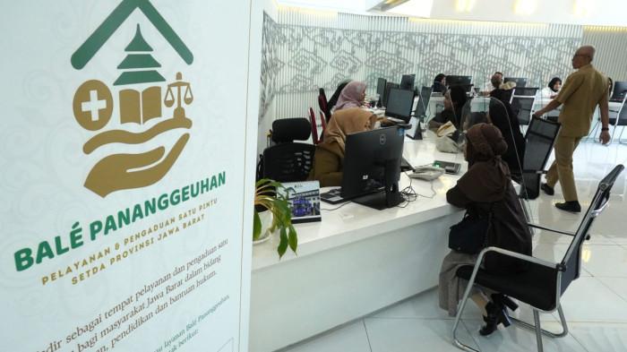 Warga melakukan pengaduan di Bale Pananggeuhan, Pelayanan dan Pengaduan Satu Pintu Setda Provinsi Jawa Barat, kompleks Gedung Sate, Kota Bandung, Jawa Barat, Senin (6/10/2025).