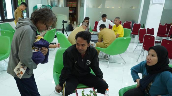 Warga akan melakukan pengaduan di Bale Pananggeuhan, Pelayanan dan Pengaduan Satu Pintu Setda Provinsi Jawa Barat, kompleks Gedung Sate, Kota Bandung, Jawa Barat, Senin (6/10/2025).