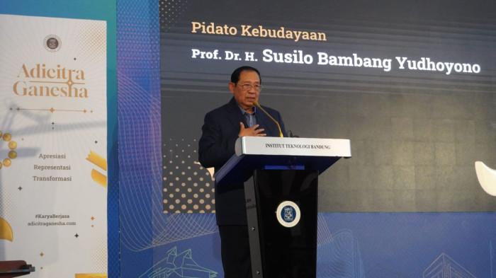 Presiden ke-6 RI, Susilo Bambang Yudhoyono (SBY) menyampaikan pidato kebudayaan pada pembukaan Adicitra Ganesha 2025, di Aula Barat Kampus ITB, Jalan Ganesha, Kota Bandung, Jawa Barat, Rabu (8/10/2025).