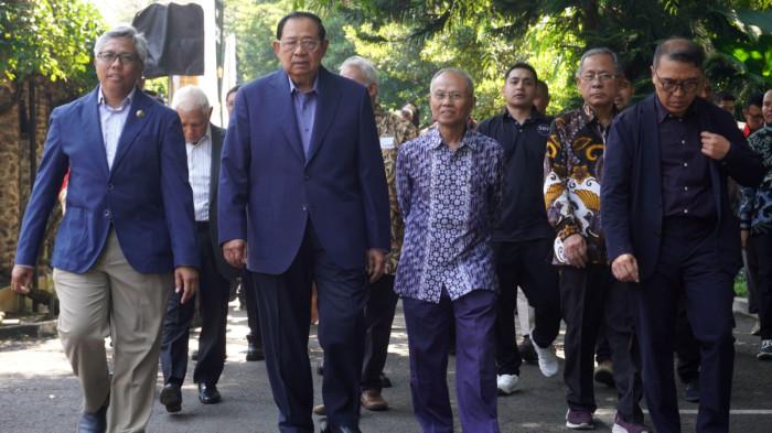 Presiden ke-6 RI, Susilo Bambang Yudhoyono (SBY) bersama Rektor ITB, Tatacipta Dirgantara dan sejumlah tamu undangan berjalan ke Aula Barat tempat acara pembukaan Adicitra Ganesha 2025, di Kampus ITB, Jalan Ganesha, Kota Bandung, Jawa Barat, Rabu (8/10/2025).
