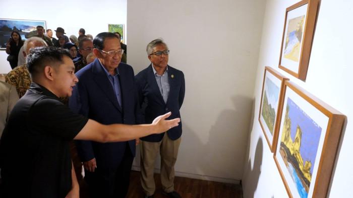 Presiden ke-6 RI, Susilo Bambang Yudhoyono (SBY) bersama Rektor ITB, Tatacipta Dirgantara dan sejumlah tamu undangan meninjau pameran lukisan Melting Horizons 