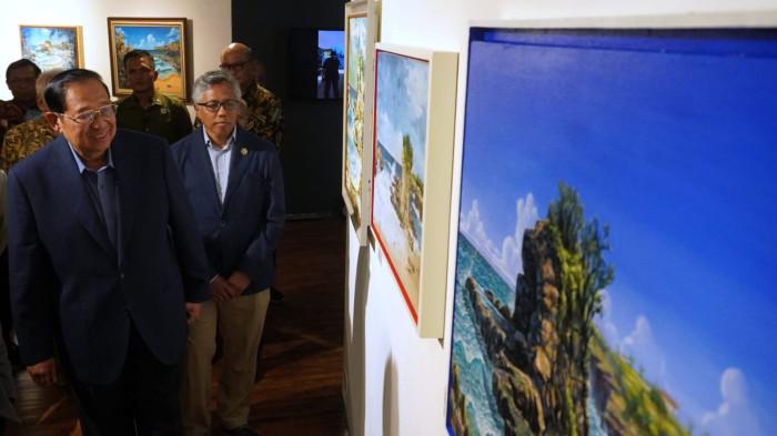 Presiden ke-6 RI, Susilo Bambang Yudhoyono (SBY) bersama Rektor ITB, Tatacipta Dirgantara dan sejumlah tamu undangan meninjau pameran lukisan Melting Horizons 