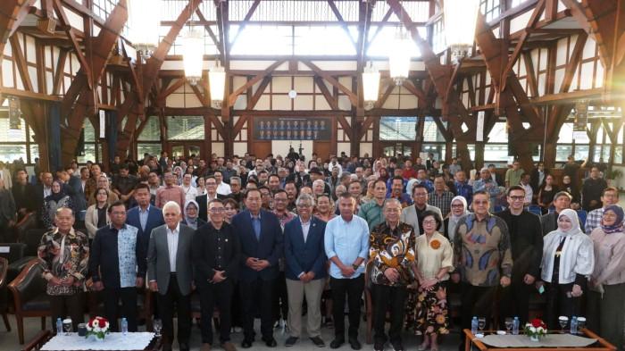 Presiden ke-6 RI, Susilo Bambang Yudhoyono (SBY) bersama Rektor ITB, Tatacipta Dirgantara dan ratusan undangan berfoto bersama pada pembukaan Adicitra Ganesha 2025, di Aula Barat Kampus ITB, Jalan Ganesha, Kota Bandung, Jawa Barat, Rabu (8/10/2025).