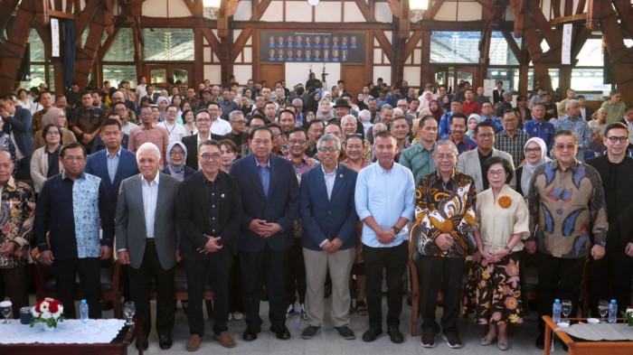 Presiden ke-6 RI, Susilo Bambang Yudhoyono (SBY) bersama Rektor ITB, Tatacipta Dirgantara dan ratusan undangan berfoto bersama pada pembukaan Adicitra Ganesha 2025, di Aula Barat Kampus ITB, Jalan Ganesha, Kota Bandung, Jawa Barat, Rabu (8/10/2025).
