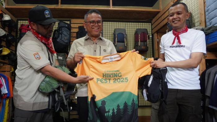 Founder Mahameru Survival Soul, Muchammad Thofan (tengah), bersama Ketua Steering Committee Hiking Fest 2025, Budhi Santosa, dan pihak panitia memperlihatkan jersey untuk gelaran Hiking Fest 2025 seusai konferensi pers Hiking Fest 2025 di Mahameru Bandung, Sabtu (11/10/2025).
