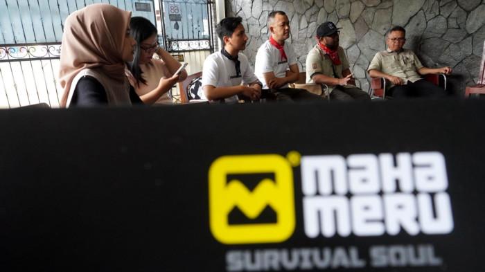 Founder Mahameru Survival Soul, Muchammad Thofan (kanan), bersama Ketua Steering Committee Hiking Fest 2025, Budhi Santosa (kedua kanan), dan panitia pelaksana menggelar konferensi pers Hiking Fest 2025 di Mahameru Survival Soul, Kota Bandung, Jawa Barat, Sabtu (11/10/2025).