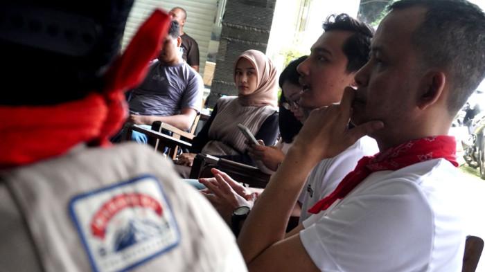 Panitia pelaksana menyampaikan pemaparan dalam konferensi pers Hiking Fest 2025 di Mahameru Survival Soul, Kota Bandung, Jawa Barat, Sabtu (11/10/2025).