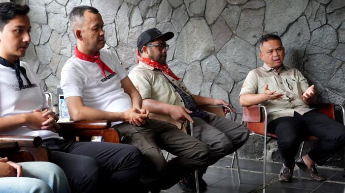 Founder Mahameru Survival Soul, Muchammad Thofan (kanan), bersama Ketua Steering Committee Hiking Fest 2025, Budhi Santosa (kedua kanan), dan panitia pelaksana menggelar konferensi pers Hiking Fest 2025 di Mahameru Survival Soul, Kota Bandung, Jawa Barat, Sabtu (11/10/2025).