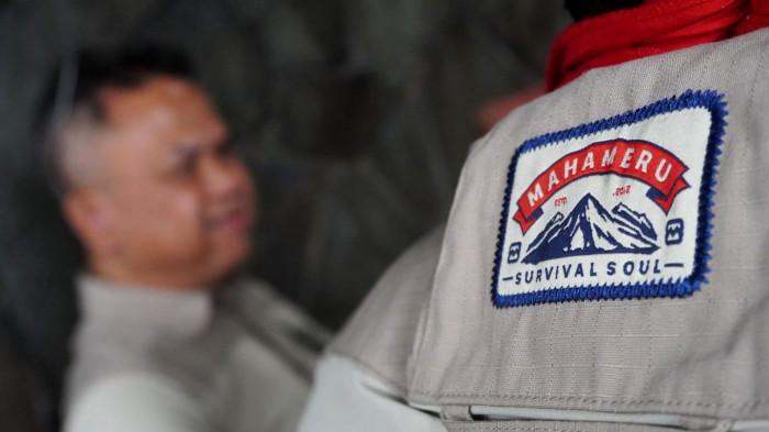 Founder Mahameru Survival Soul, Muchammad Thofan (kiri), menyampaikan pemaparan dalam konferensi pers Hiking Fest 2025 di Mahameru Survival Soul, Kota Bandung, Jawa Barat, Sabtu (11/10/2025).