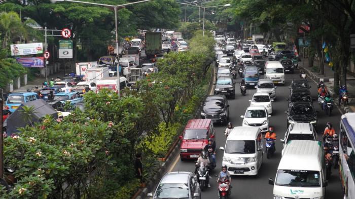 Kendaraan bermotor berjalan merayap dan terjebak kemacetan di Jalan Dr Djunjunan, tidak jauh dari Gerbang Tol Pasteur, Kota Bandung, Jawa Barat, Sabtu (11/10/2025).