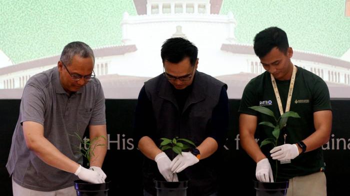 Dekan SBM ITB, Aurik Gustomo (kiri), bersama Ketua Panitia HUT ke-22 SBM ITB, Yulianto Suharto (tengah) dan Program Director Bandung Heritage Green Fair 2025 (BHGF 2025), Muhammad Daffa Adjisena melakukan prosesi penanaman pohon secara simbolis saat peresmian BHGF 2025 di SBM ITB Kampus Ganesha, Kota Bandung, Jawa Barat, Minggu (12/10/2025).