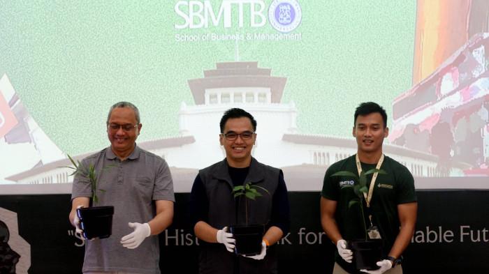 Dekan SBM ITB, Aurik Gustomo (kiri), bersama Ketua Panitia HUT ke-22 SBM ITB, Yulianto Suharto (tengah) dan Program Director Bandung Heritage Green Fair 2025 (BHGF 2025), Muhammad Daffa Adjisena memperlihatkan pohon yang baru ditanam pada pot saat peresmian BHGF 2025 di SBM ITB Kampus Ganesha, Kota Bandung, Jawa Barat, Minggu (12/10/2025).