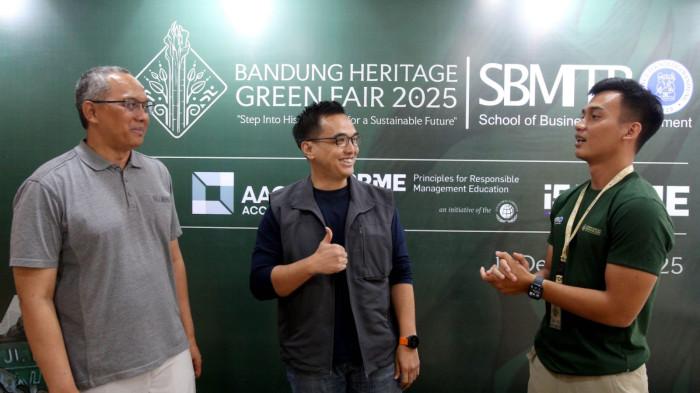 Dekan SBM ITB, Aurik Gustomo (kiri), bersama Ketua Panitia HUT ke-22 SBM ITB, Yulianto Suharto (tengah) dan Program Director Bandung Heritage Green Fair 2025 (BHGF 2025), Muhammad Daffa Adjisena berincang di sela-sela acara peresmian BHGF 2025 di SBM ITB Kampus Ganesha, Kota Bandung, Jawa Barat, Minggu (12/10/2025).