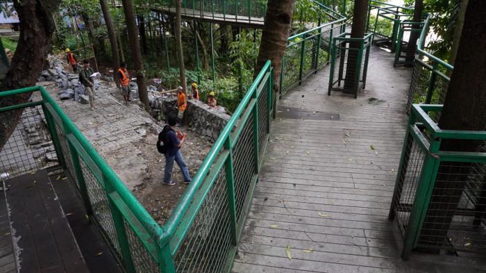 Pekerja sedang melakukan pengerjaan perbaikan kirmir di kawasan hutan kota Babakan Siliwangi (Baksil), Kota Bandung, Jawa Barat, Kamis (16/10/2025).