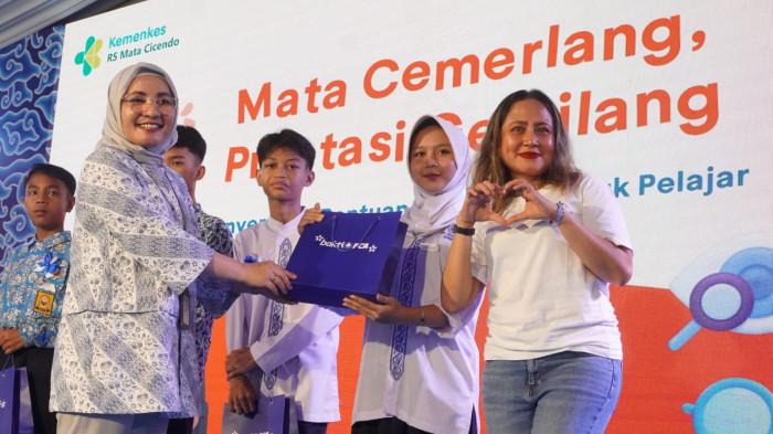 Direktur SDM, Pendidikan dan Penelitian Pusat Mata Nasional (PMN) RS Mata Cicendo, dr Elfa Ali Idrus (kiri) didampingi EVP Corporate Communication & Social Responsibility BCA, Hera F. Haryn secara simbolis menyerahkan kacamata dan vitamin mata kepada pelajar pada penutupan kegiatan 
