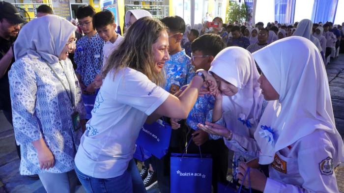 EVP Corporate Communication & Social Responsibility BCA, Hera F. Haryn (tengah) bersama Direktur SDM, Pendidikan dan Penelitian Pusat Mata Nasional (PMN) RS Mata Cicendo, dr Elfa Ali Idrus (kiri) menyalami para pelajar penerima manfaat kacamata dan vitamin mata pada penutupan kegiatan 