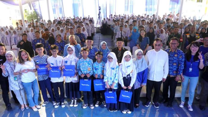 EVP Corporate Communication & Social Responsibility BCA Hera F. Haryn (ketiga kiri), Direktur SDM, Pendidikan dan Penelitian Pusat Mata Nasional (PMN) RS Mata Cicendo dr Elfa Ali Idrus (kedua kiri), dan sejumlah pejabar terkait berfoto bersama pelajar penerima manfaat kacamata dan vitamin mata pada penutupan kegiatan 