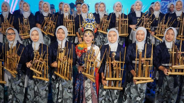 Angklung Performance SMP 1 Pasundan Bandung memeriahkan penutupan kegiatan 