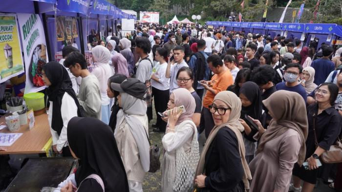 Pengunjung memadati tenant kuliner pada gelaran Pasar Seni ITB 2025 hari pertama, di Sasana Budaya Ganesha (Sabuga), Jalan Tamansari, Kota Bandung, Sabtu (18/10/2025).