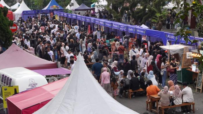 Pengunjung memadati tenant kuliner pada gelaran Pasar Seni ITB 2025 hari pertama, di Sasana Budaya Ganesha (Sabuga), Jalan Tamansari, Kota Bandung, Sabtu (18/10/2025).