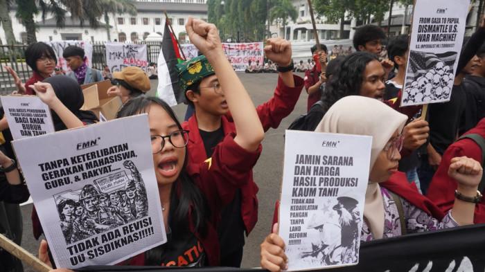 Mahasiswa dari sejumlah perguruan tinggi di Bandung Raya menggelar aksi unjuk rasa satu tahun pemerintahan Prabowo-Gibran, di depan Gedung Sate, Jalan Diponegoro, Kota Bandung, Jawa Barat, Senin (20/10/2025).