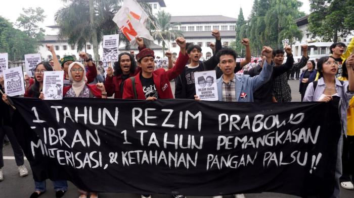 Mahasiswa dari sejumlah perguruan tinggi di Bandung Raya menggelar aksi unjuk rasa satu tahun pemerintahan Prabowo-Gibran, di depan Gedung Sate, Jalan Diponegoro, Kota Bandung, Jawa Barat, Senin (20/10/2025).