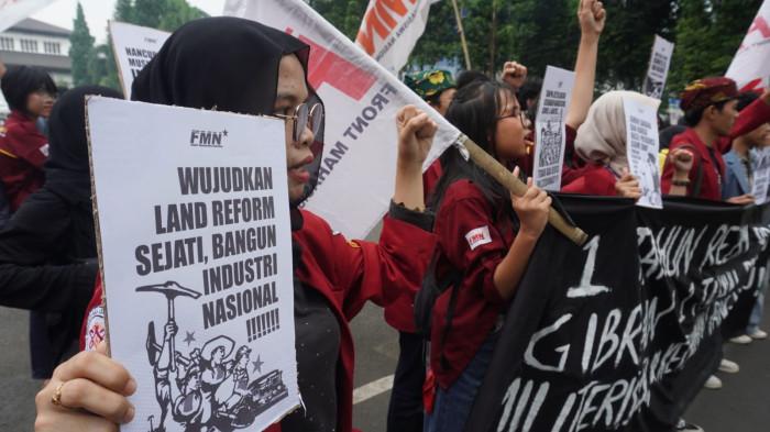 Mahasiswa dari sejumlah perguruan tinggi di Bandung Raya menggelar aksi unjuk rasa satu tahun pemerintahan Prabowo-Gibran, di depan Gedung Sate, Jalan Diponegoro, Kota Bandung, Jawa Barat, Senin (20/10/2025).
