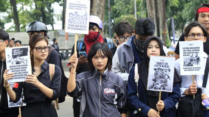 Mahasiswa dari sejumlah perguruan tinggi di Bandung Raya menggelar aksi unjuk rasa satu tahun pemerintahan Prabowo-Gibran, di depan Gedung Sate, Jalan Diponegoro, Kota Bandung, Jawa Barat, Senin (20/10/2025).