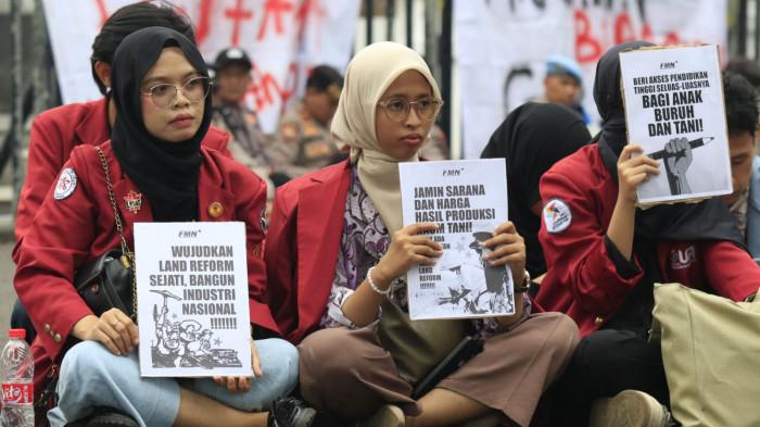 Mahasiswa dari sejumlah perguruan tinggi di Bandung Raya menggelar aksi unjuk rasa satu tahun pemerintahan Prabowo-Gibran, di depan Gedung Sate, Jalan Diponegoro, Kota Bandung, Jawa Barat, Senin (20/10/2025).