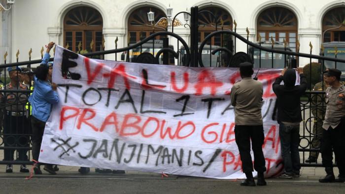 Mahasiswa dari sejumlah perguruan tinggi di Bandung Raya menggelar aksi unjuk rasa satu tahun pemerintahan Prabowo-Gibran, di depan Gedung Sate, Jalan Diponegoro, Kota Bandung, Jawa Barat, Senin (20/10/2025).