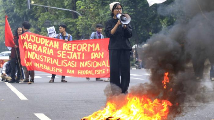 Mahasiswa dari sejumlah perguruan tinggi di Bandung Raya menggelar aksi unjuk rasa satu tahun pemerintahan Prabowo-Gibran, di depan Gedung Sate, Jalan Diponegoro, Kota Bandung, Jawa Barat, Senin (20/10/2025).