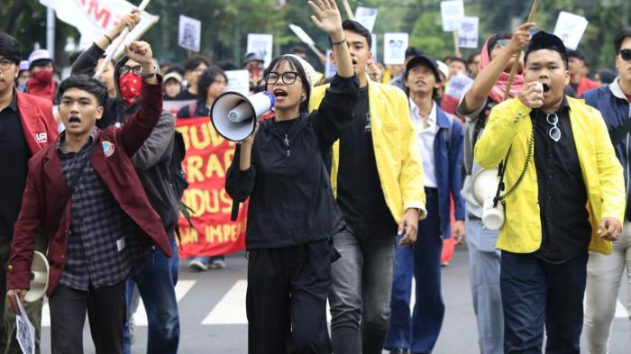 Mahasiswa dari sejumlah perguruan tinggi di Bandung Raya menggelar aksi unjuk rasa satu tahun pemerintahan Prabowo-Gibran, di depan Gedung Sate, Jalan Diponegoro, Kota Bandung, Jawa Barat, Senin (20/10/2025).