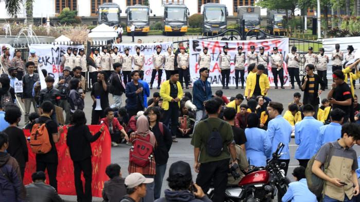 Mahasiswa dari sejumlah perguruan tinggi di Bandung Raya menggelar aksi unjuk rasa satu tahun pemerintahan Prabowo-Gibran, di depan Gedung Sate, Jalan Diponegoro, Kota Bandung, Jawa Barat, Senin (20/10/2025).