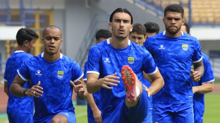 Pemain Persib Bandung menjalani latihan resmi jelang kontra Selangor FC, di Stadion Gelora Bandung Lautan Api (GBLA), Gedebage, Kota Bandung, Jawa Barat, Rabu (22/10/2025).