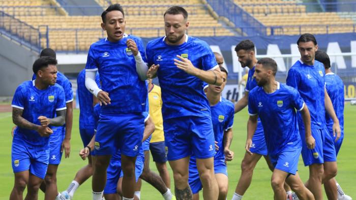 Pemain Persib Bandung menjalani latihan resmi jelang kontra Selangor FC, di Stadion Gelora Bandung Lautan Api (GBLA), Gedebage, Kota Bandung, Jawa Barat, Rabu (22/10/2025).