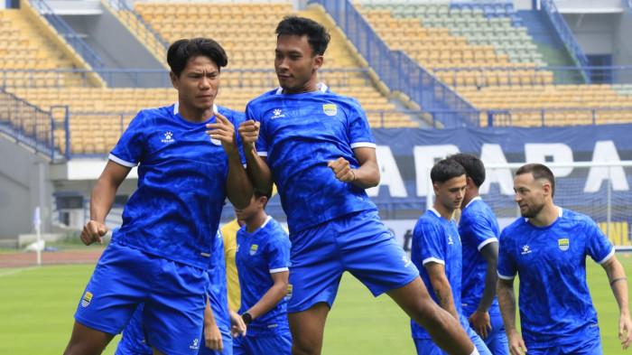Pemain Persib Bandung menjalani latihan resmi jelang kontra Selangor FC, di Stadion Gelora Bandung Lautan Api (GBLA), Gedebage, Kota Bandung, Jawa Barat, Rabu (22/10/2025).