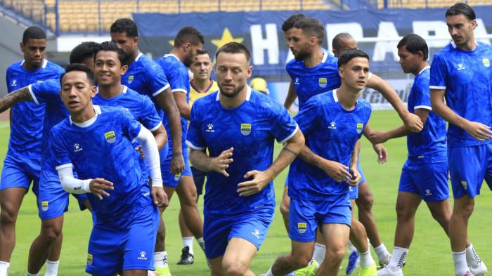 Pemain Persib Bandung menjalani latihan resmi jelang kontra Selangor FC, di Stadion Gelora Bandung Lautan Api (GBLA), Gedebage, Kota Bandung, Jawa Barat, Rabu (22/10/2025).