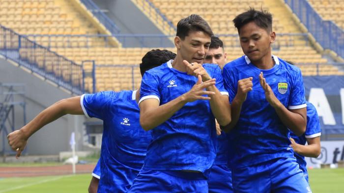 Pemain Persib Bandung menjalani latihan resmi jelang kontra Selangor FC, di Stadion Gelora Bandung Lautan Api (GBLA), Gedebage, Kota Bandung, Jawa Barat, Rabu (22/10/2025).
