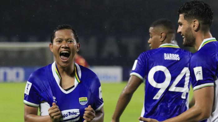 Pemain Persib, Adam Alis melakukan selebrasi usai mencetak gol ke gawang Selangor FC pada laga ketiga babak penyisihan Grup G AFC Champions League Two (ACL 2), di Stadion Gelora Bandung Lautan Api (GBLA), Kota Bandung, Jawa Barat, Kamis (23/10/2025).