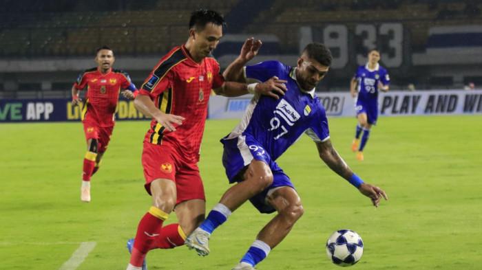 Pemain Persib, Berguinho berebut bola dengan pemain Selangor FC pada laga ketiga babak penyisihan Grup G AFC Champions League Two (ACL 2), di Stadion Gelora Bandung Lautan Api (GBLA), Kota Bandung, Jawa Barat, Kamis (23/10/2025).