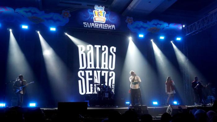 Batas Senja tampil di atas panggung pada festival musik Suara Loka Livin Fest Bandung 2025 di Trans Convention Center, KOta Bandung, Jawa Barat, Minggu (26/10/2025).