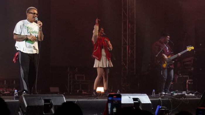 Batas Senja tampil di atas panggung pada festival musik Suara Loka Livin Fest Bandung 2025 di Trans Convention Center, KOta Bandung, Jawa Barat, Minggu (26/10/2025).