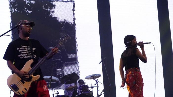 White Chorus tampil di atas panggung pada festival musik Suara Loka Livin Fest Bandung 2025 di Trans Convention Center, KOta Bandung, Jawa Barat, Minggu (26/10/2025).
